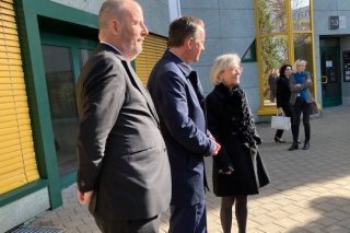 Le conseiller d'Etat fribourgeois Philippe Demierre, au centre, a conclu une convention à l'amiable avec la plaignante qui lui réclamait de l'argent en lien avec la campagne électorale de l'automne 2021.